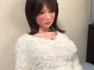 ひつじみたいなふかふかボアボアのセーターのかわいい娘をブラジャーごと捲り上げ　ピンクパンツを脱がし　